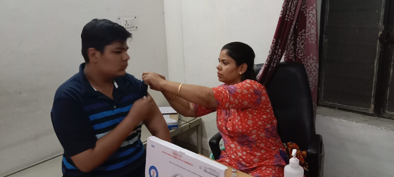 जिला अस्पताल में टीकाकरण कराता नवल कुमार जिला अस्पताल में टीकाकरण कराता नवल कुमार