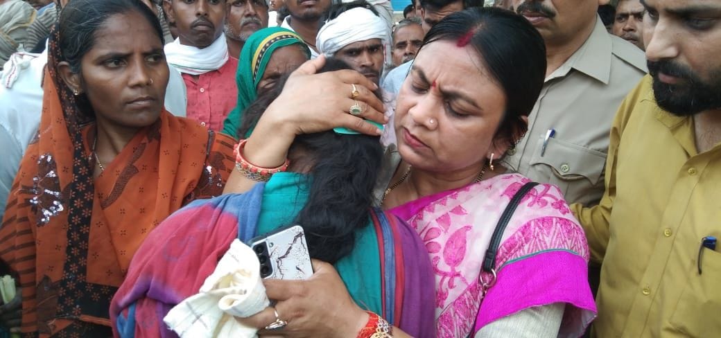 जाम के दौरान रोती महिला को गले लगाकर आरोपियों के विरुद्ध कार्यवाही का आश्वाशन देती विधायक सलोना ? जाम के दौरान रोती महिला को गले लगाकर आरोपियों के विरुद्ध कार्यवाही का आश्वाशन देती विधायक सलोना ?