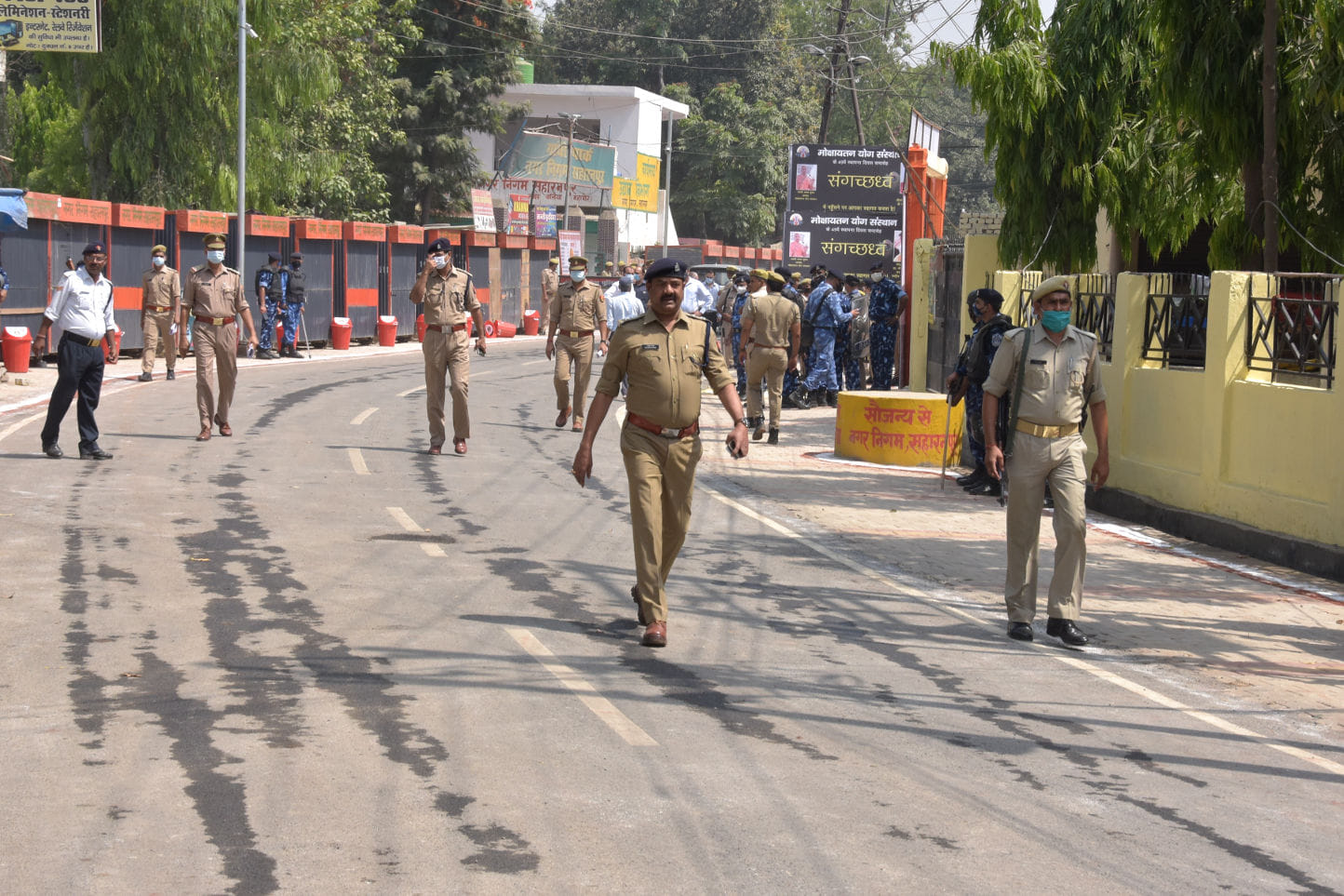 जनमंच के बाहर तैनात पुलिस जनमंच के बाहर तैनात पुलिस