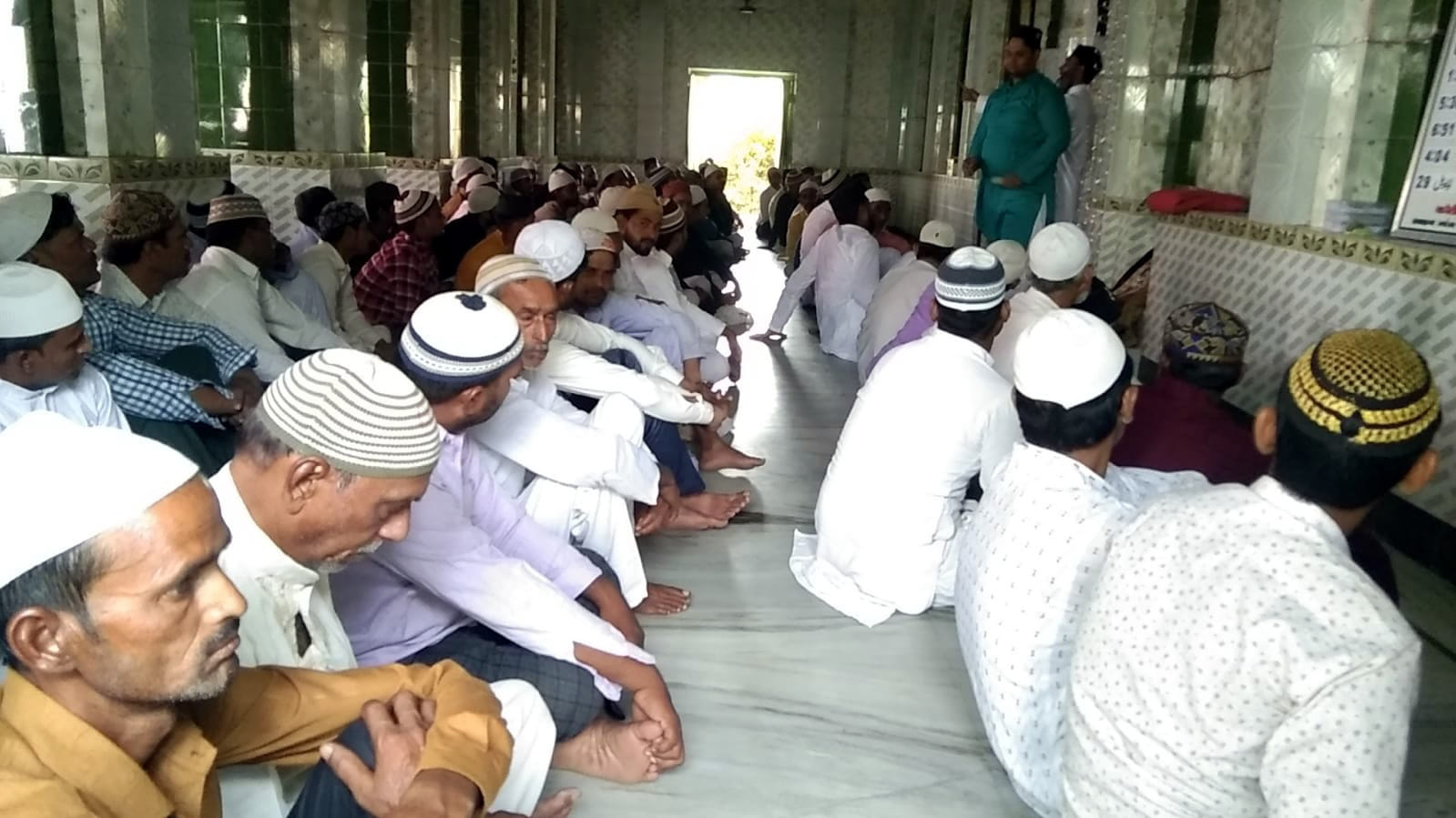 ल्सि की मजिस्द में अलविदा की नमाज अदा करते लोग ल्सि की मजिस्द में अलविदा की नमाज अदा करते लोग