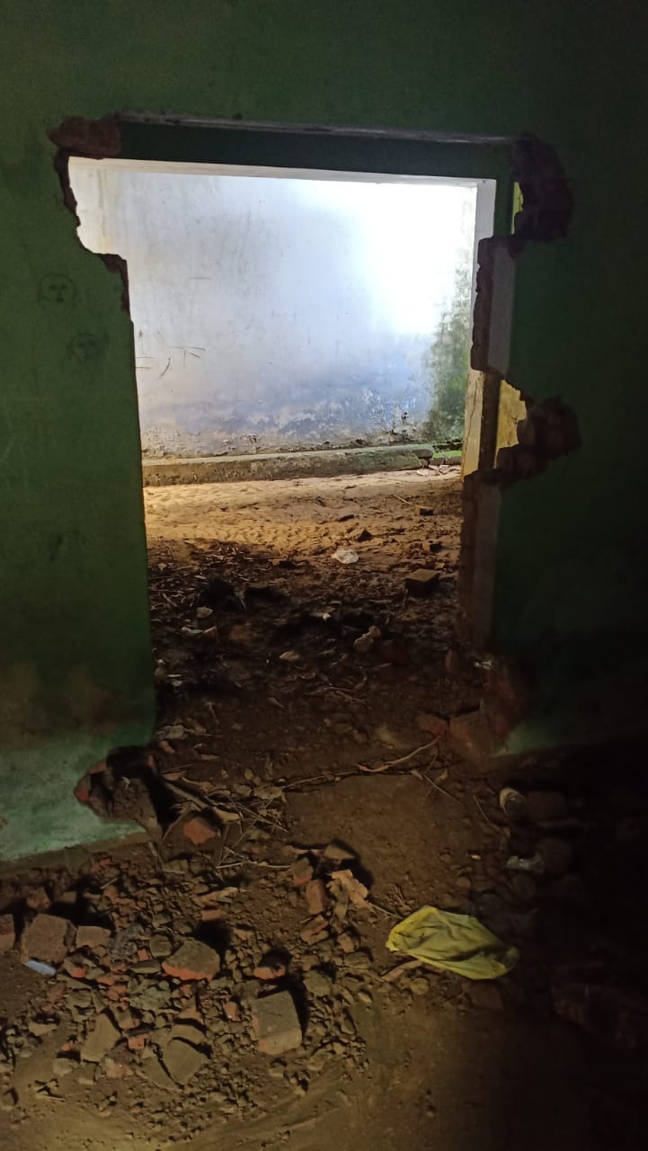 महेशपुर में खंडहर में तब्दील हुआ सचिवालय महेशपुर में खंडहर में तब्दील हुआ सचिवालय