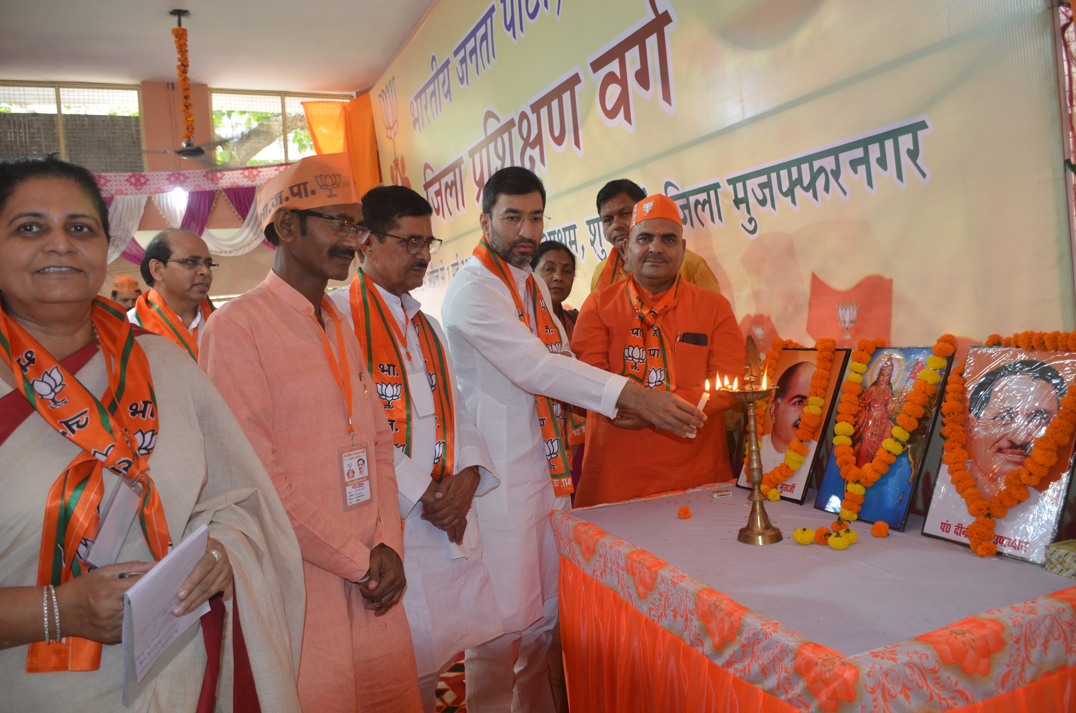 मुजफ्फरनगर : शुकतीर्थ के दंडी आश्रम में तीन दिवसीय भाजपा जिला प्रशिक्षण वर्ग का दीप प्रज्ज्वलित ?