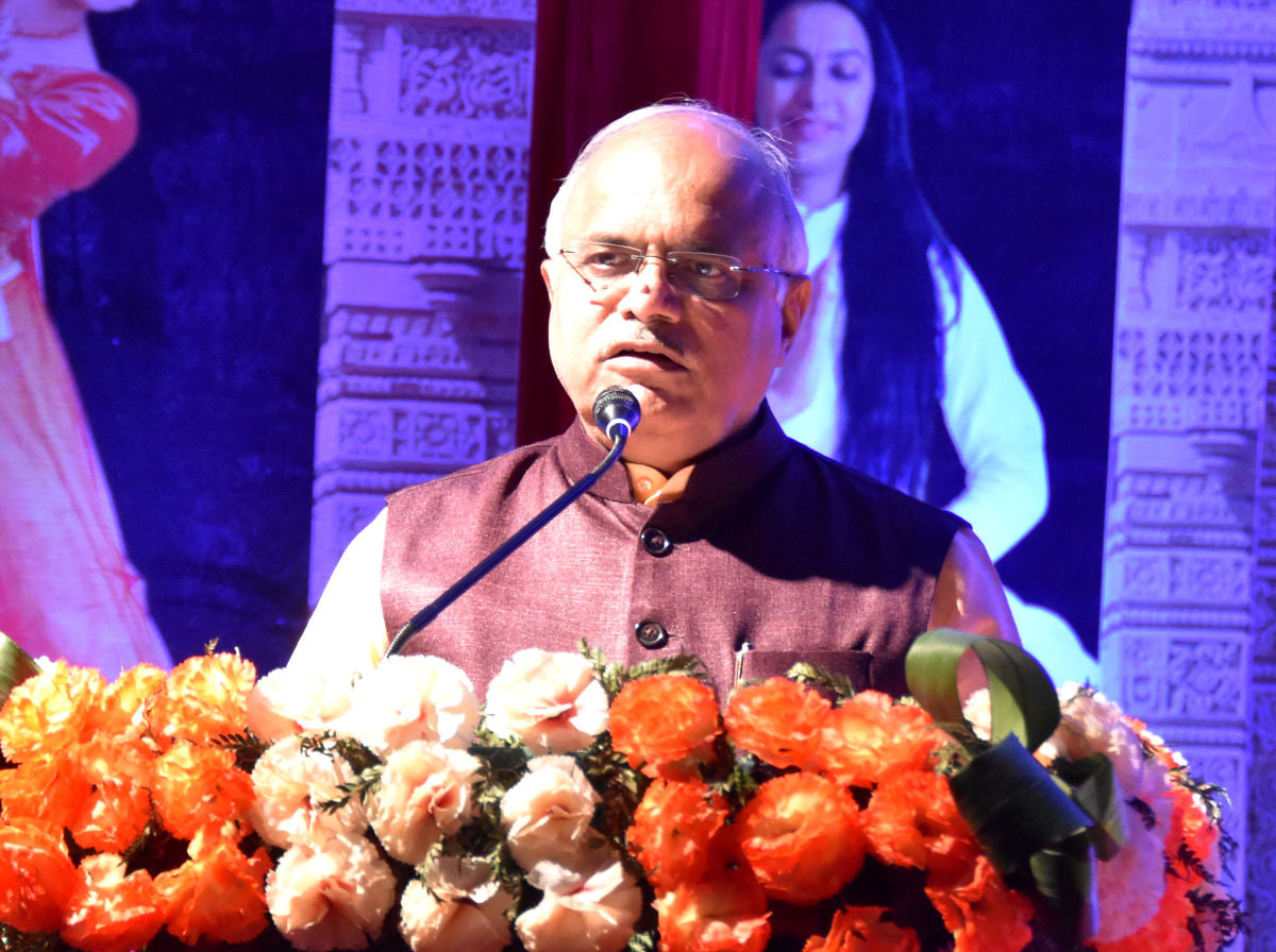मोक्षायतन के स्थापना दिवस पर जनमंच में कार्यक्रम को संबोधित करते सांसद विनय पी सहस्त्रबुद्धे। मोक्षायतन के स्थापना दिवस पर जनमंच में कार्यक्रम को संबोधित करते सांसद विनय पी सहस्त्रबुद्धे।