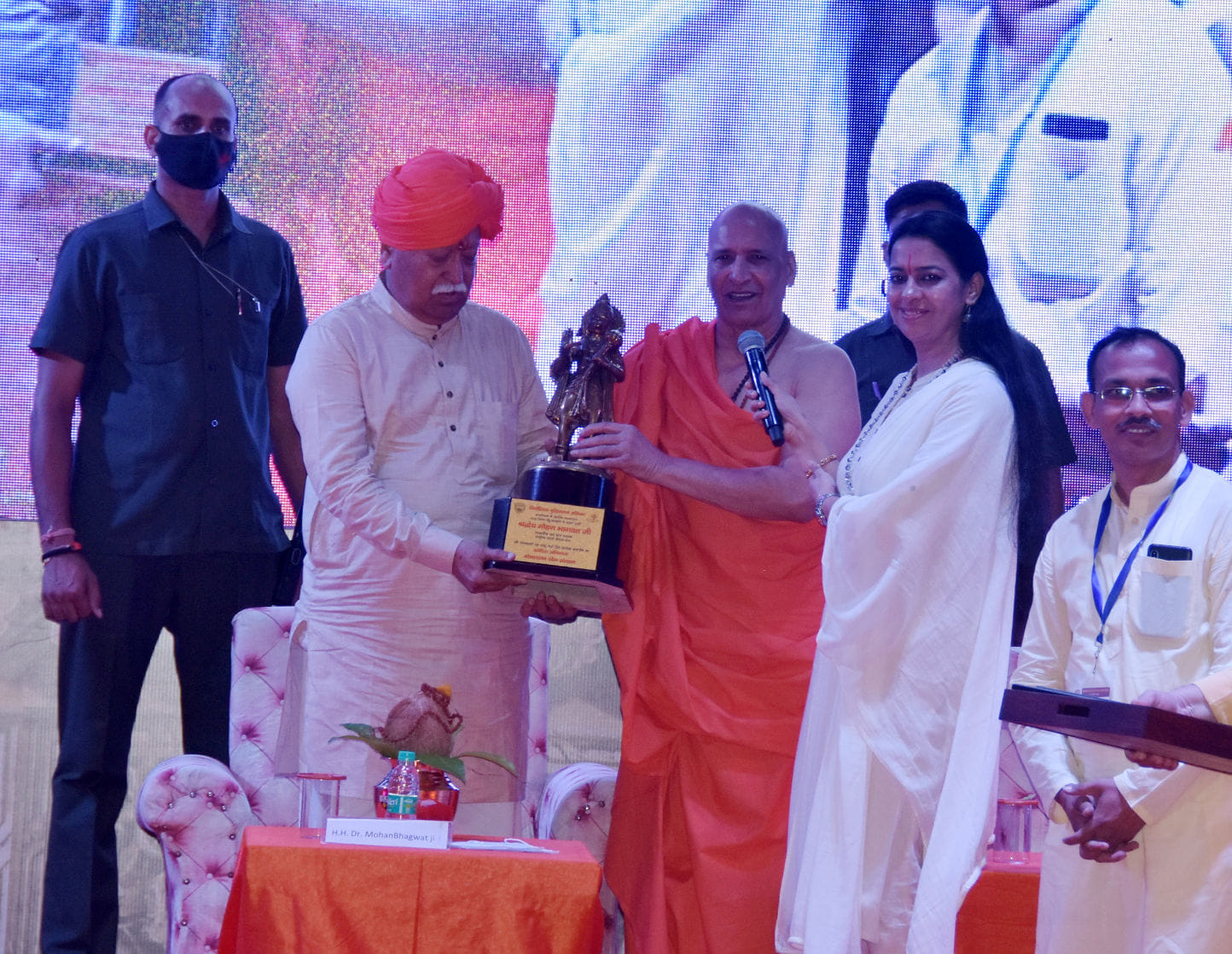 मोक्षायतन के स्थापना दिवस पर जनमंच में कार्यक्रम में पहुंचे सर संघ चालक राष्ट्रीय स्वयं सेवक सं? मोक्षायतन के स्थापना दिवस पर जनमंच में कार्यक्रम में पहुंचे सर संघ चालक राष्ट्रीय स्वयं सेवक सं?