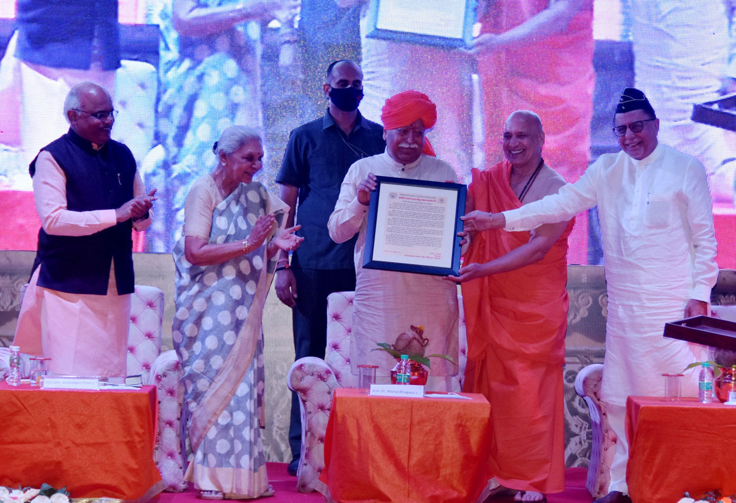 मोक्षायतन के स्थापना दिवस पर जनमंच में पहुंचे सर संघ चालक राष्ट्रीय स्वयं सेवक संघ के मोहन भागवत मोक्षायतन के स्थापना दिवस पर जनमंच में पहुंचे सर संघ चालक राष्ट्रीय स्वयं सेवक संघ के मोहन भागवत