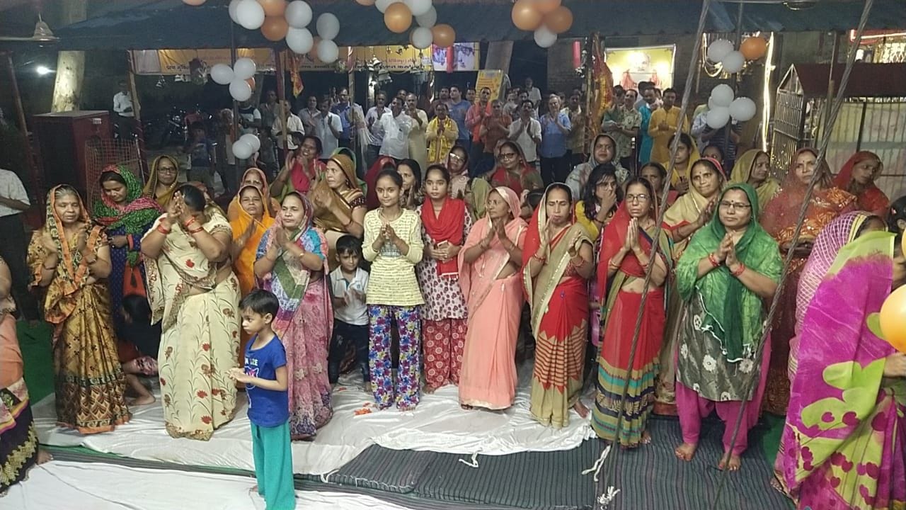 पंडाल में मौजूद महिला एवं पुरुष श्रद्धालु। पंडाल में मौजूद महिला एवं पुरुष श्रद्धालु।