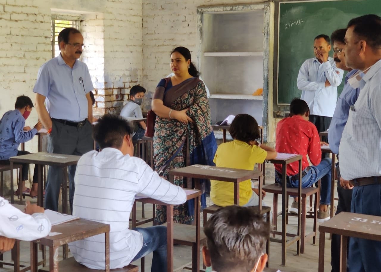 परीक्षा का निरीक्षण करते डीआइओएस परीक्षा का निरीक्षण करते डीआइओएस