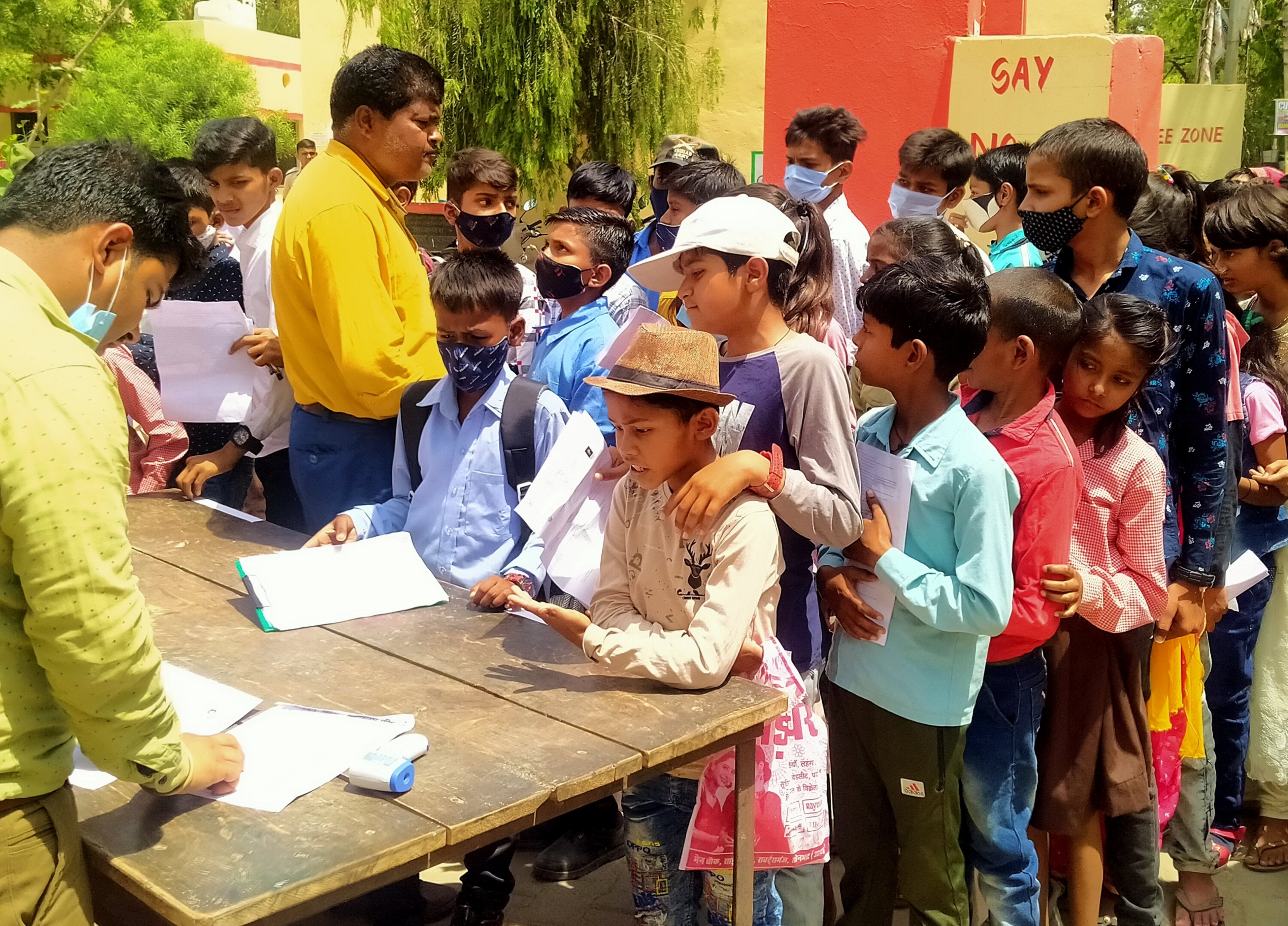 राबर्ट्सगंज राजकीय बालिका इंटर कालेज में जवाहर नवोदय विद्यालय के प्रवेश परीक्षा के पूर्व जांच क राबर्ट्सगंज राजकीय बालिका इंटर कालेज में जवाहर नवोदय विद्यालय के प्रवेश परीक्षा के पूर्व जांच क