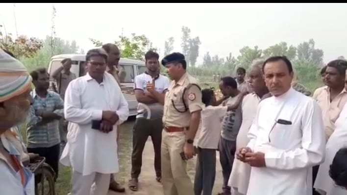 रोहाना   ग्राम बधाई खुर्द में जाहरवीर की मूर्ति की तोड़फोड़ की घटना की जांच करती पुलिस ।