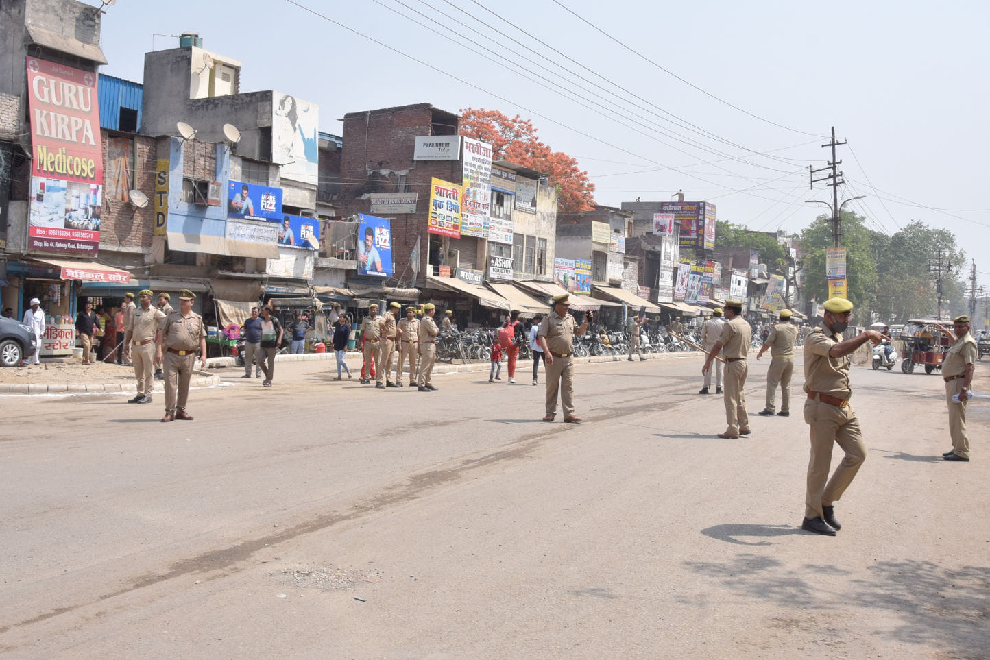 रेलवे रोड को खाली कराती पुलिस रेलवे रोड को खाली कराती पुलिस