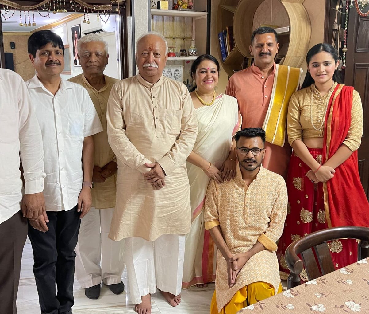 रामतीर्थ केंद्र पहुंचे आरएसएस सर संघ चालक मोहन भागवत व डाक्टर पीडी गर्ग व अन्य।