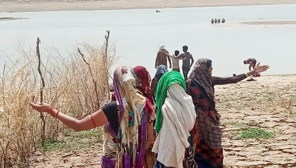 सिकरोढ़ी में यमुना नदी किनारे खड़े परिजन। सिकरोढ़ी में यमुना नदी किनारे खड़े परिजन।