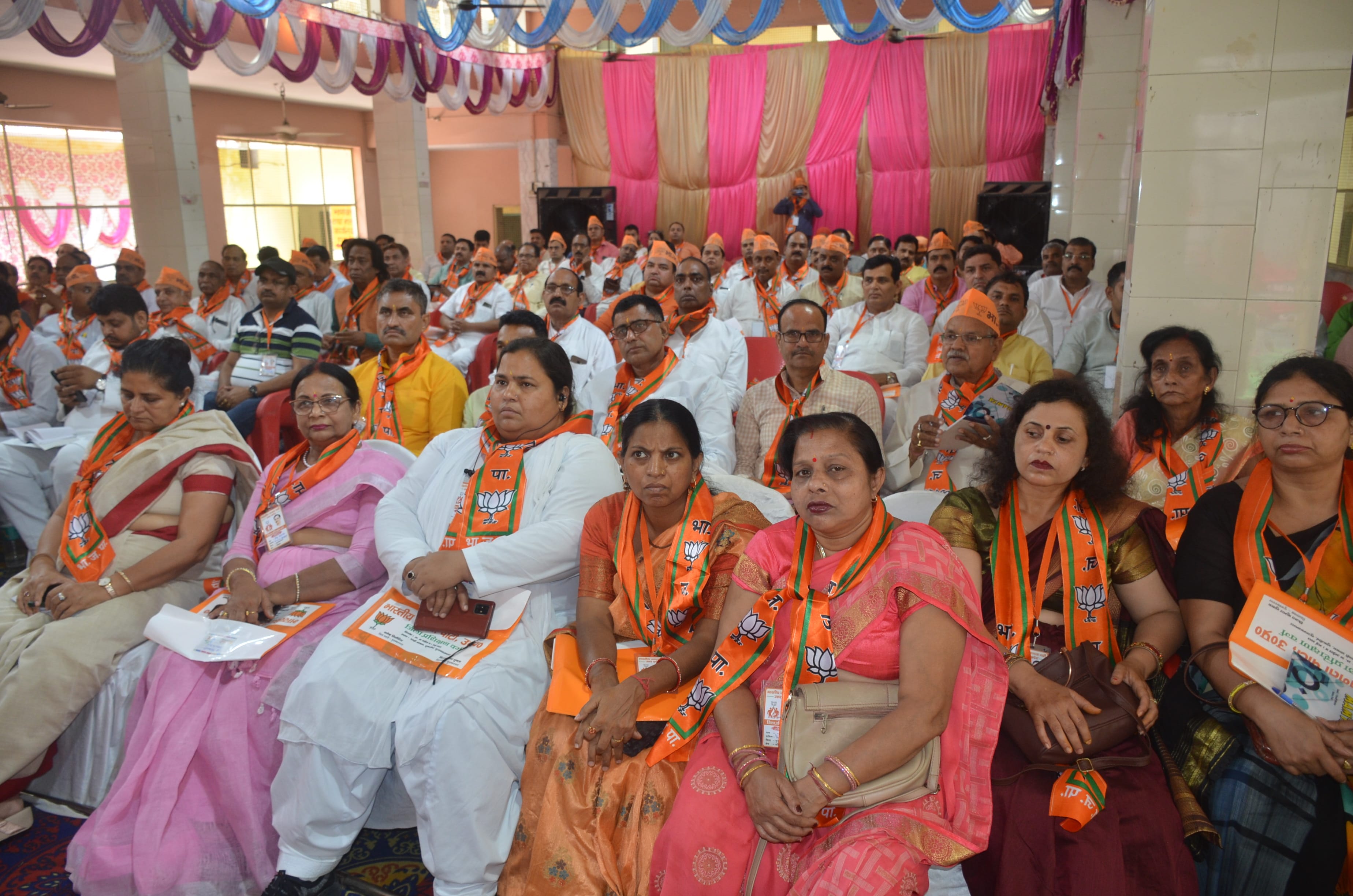 सुख तीर्थ के दंडी आश्रम में तीन दिवसीय भाजपा जिला प्रशिक्षण वर्ग में मौजूद भाजपाई।