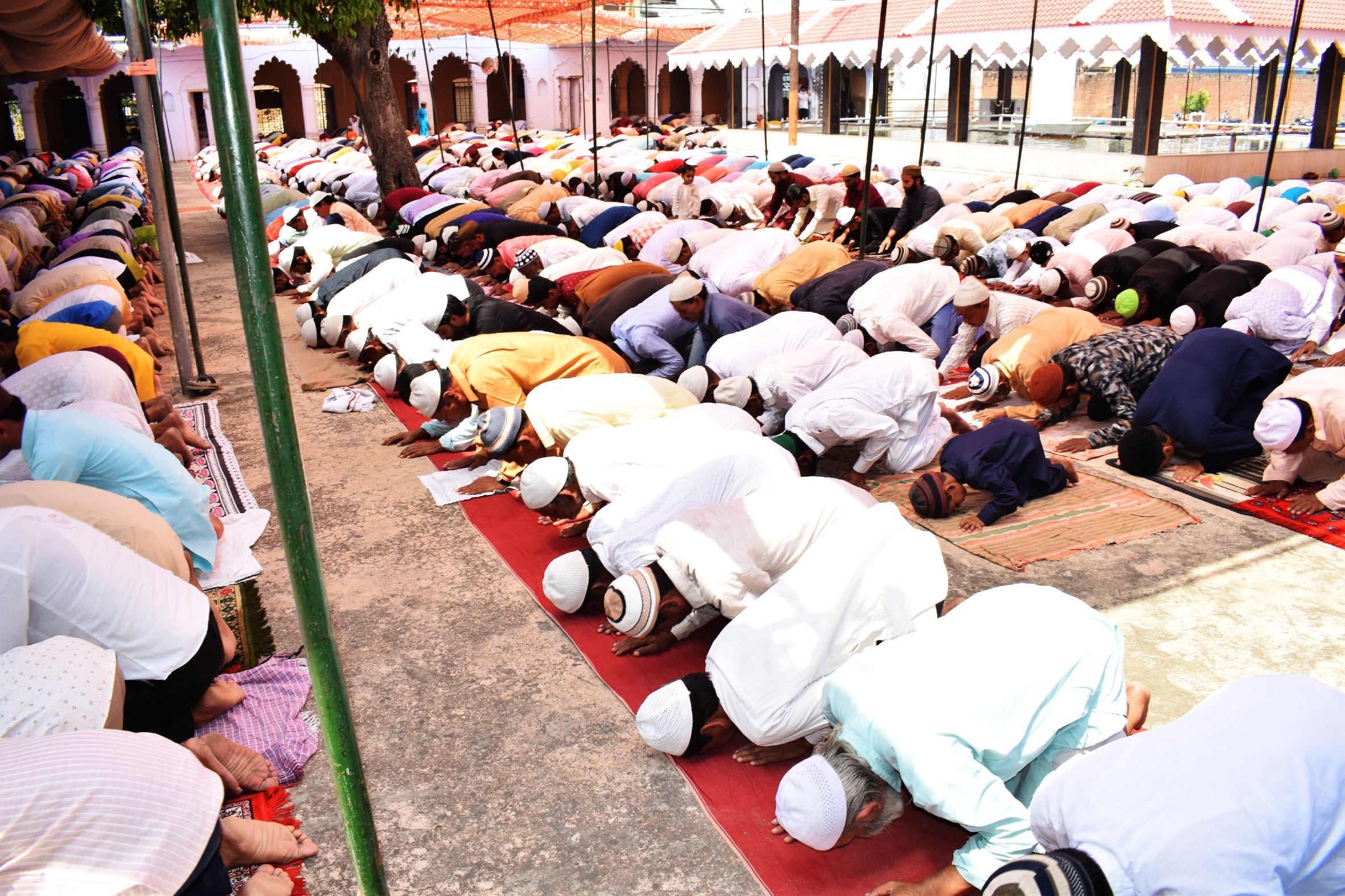 शाहजहांपुर के जामा मस्जिद में अलविदा की नमाज अदा करते मुस्लिम समाज के लोग । संवाद