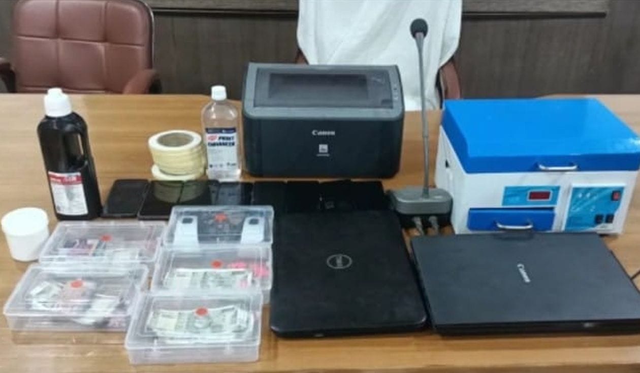 शनिवार को गढ़ पुलिस द्वारा पकड़े गये आरोपियों से बरामद हुआ सामान । संवाद