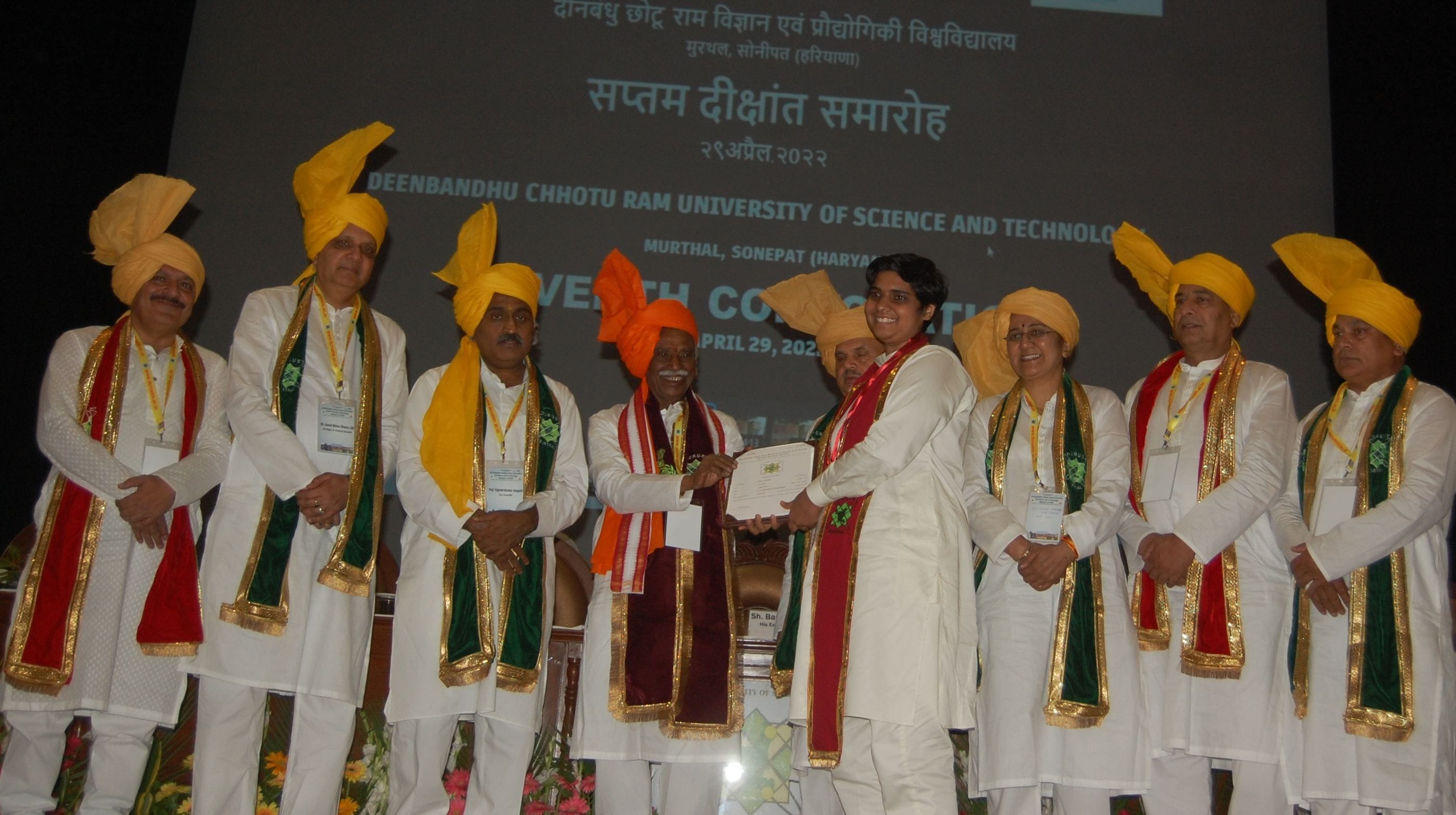 दीक्षांत समारोह में छात्रा को डिग्री देते कुलाधिपति राज्यपाल बंडारू दत्तात्रेय। संवाद दीक्षांत समारोह में छात्रा को डिग्री देते कुलाधिपति राज्यपाल बंडारू दत्तात्रेय। संवाद