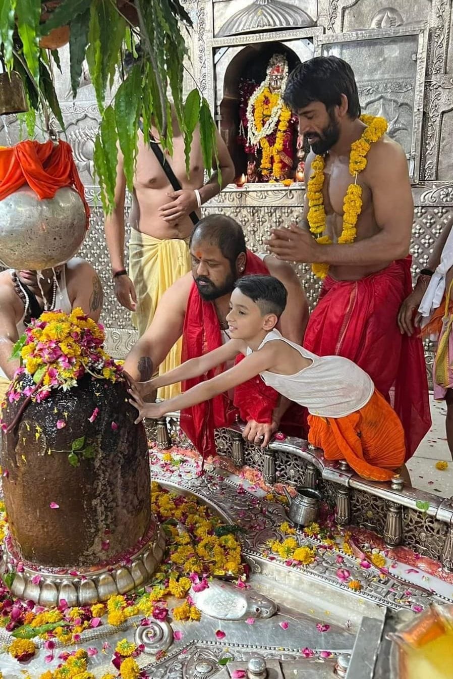 उज्जैन में महाकाल की पूजा करने पहुंचे बजरंग पूनिया। उज्जैन में महाकाल की पूजा करने पहुंचे बजरंग पूनिया।