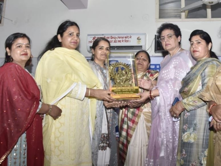 07-गुहला-चीका। कार्यक्रम में महिला आयोग की राष्ट्रीय अध्यक्षा को स्मृति चिन्ह देते हुए अमनदीप कौर 07-गुहला-चीका। कार्यक्रम में महिला आयोग की राष्ट्रीय अध्यक्षा को स्मृति चिन्ह देते हुए अमनदीप कौर