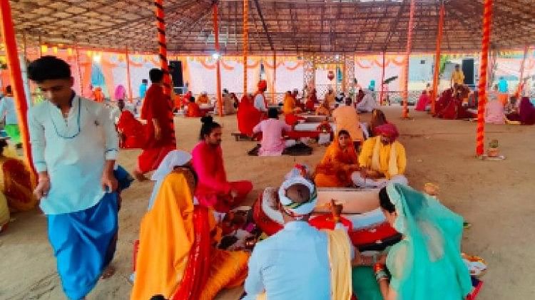 Para penyembah berkumpul di Pran-Pratishtha Mahotsav tujuh hari, ribuan orang mencapai untuk melihat penghematan Mad Baba di bawah terik matahari