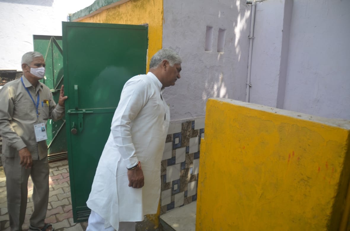 अरे ये क्या इतनी गंदगी: बागपत के सिसाना गांव स्थित उच्च प्राथमिक विद्यालय में शौचालय में गंदगी दे अरे ये क्या इतनी गंदगी: बागपत के सिसाना गांव स्थित उच्च प्राथमिक विद्यालय में शौचालय में गंदगी दे