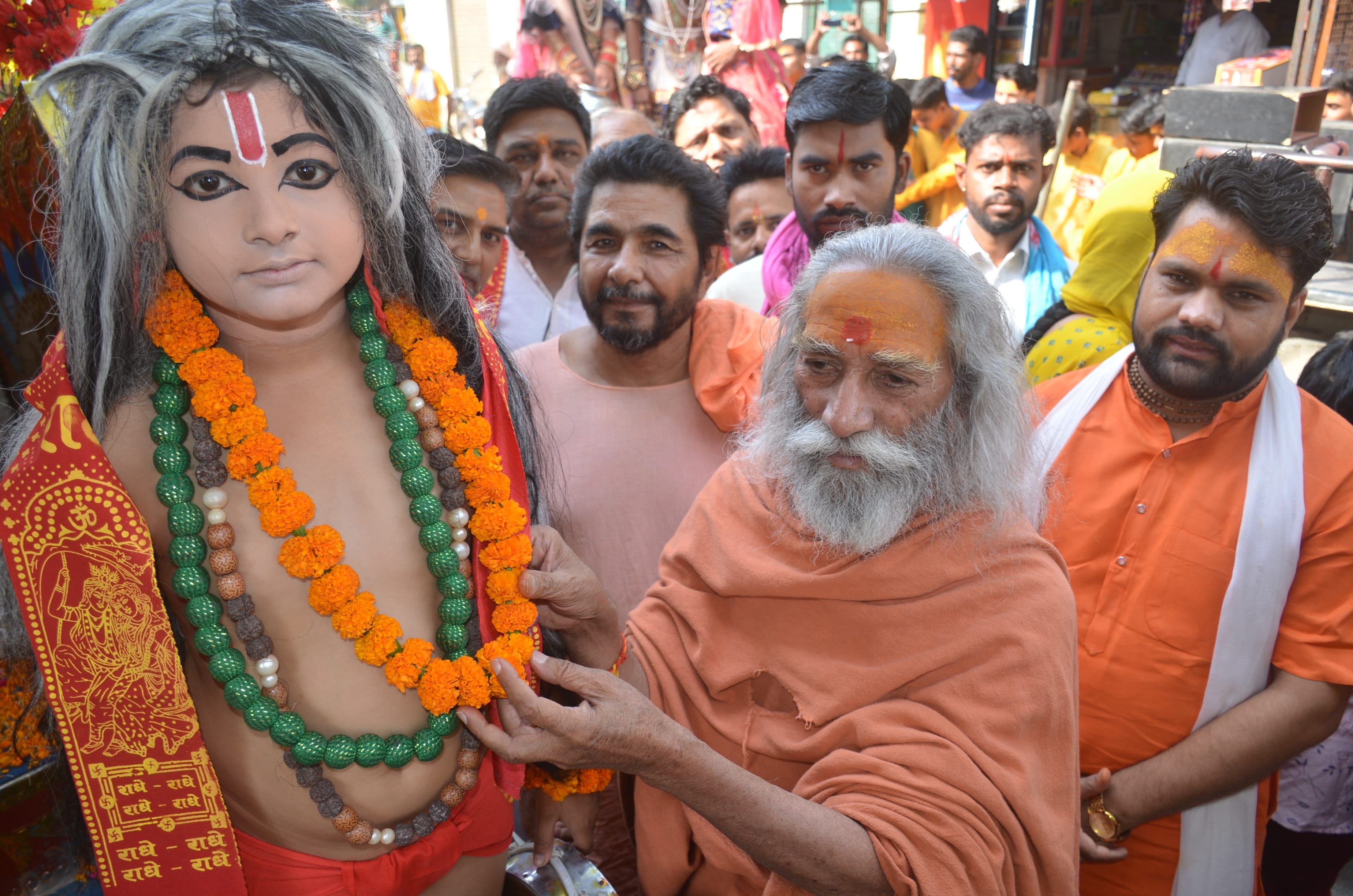 भागवत कथा व्यास सुखदेव महाराज की जयंती पर बाल व्यास की पूजा अर्चना के बाद पटका पहनाकर सम्मानित कर