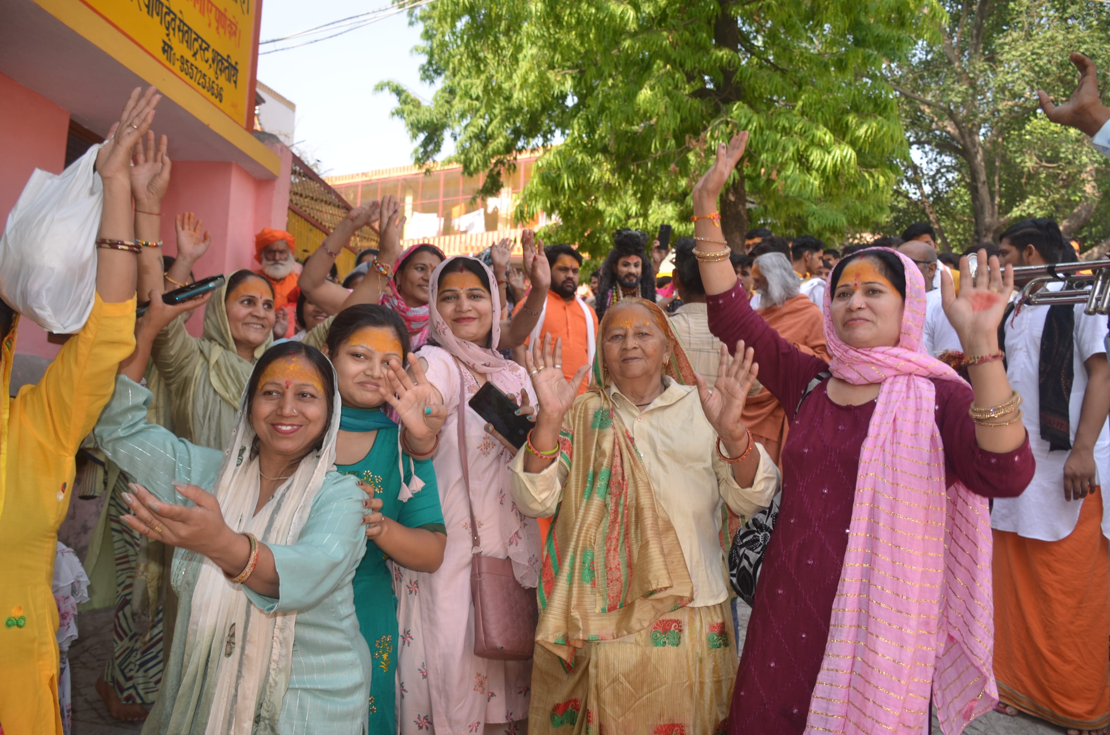 भागवत कथा व्यास सुखदेव महाराज की जयंती पर जयंती के दौरान भक्ति गीतों पर नाचते श्रद्वालु।