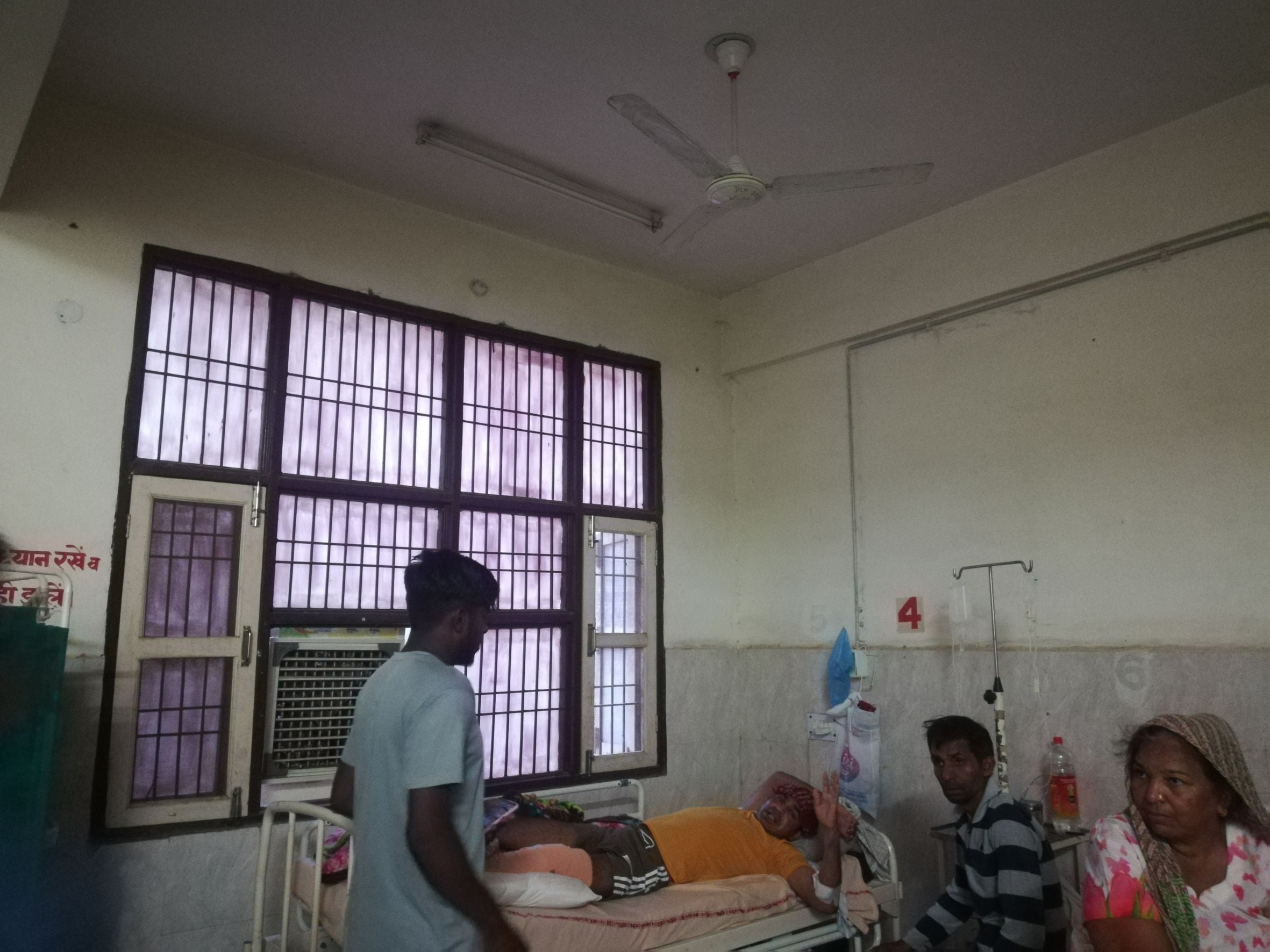 बिजली आने का इंतजार करते सिविल अस्पताल के वार्ड में भर्ती मरीज और तीमारदार। बिजली आने का इंतजार करते सिविल अस्पताल के वार्ड में भर्ती मरीज और तीमारदार।