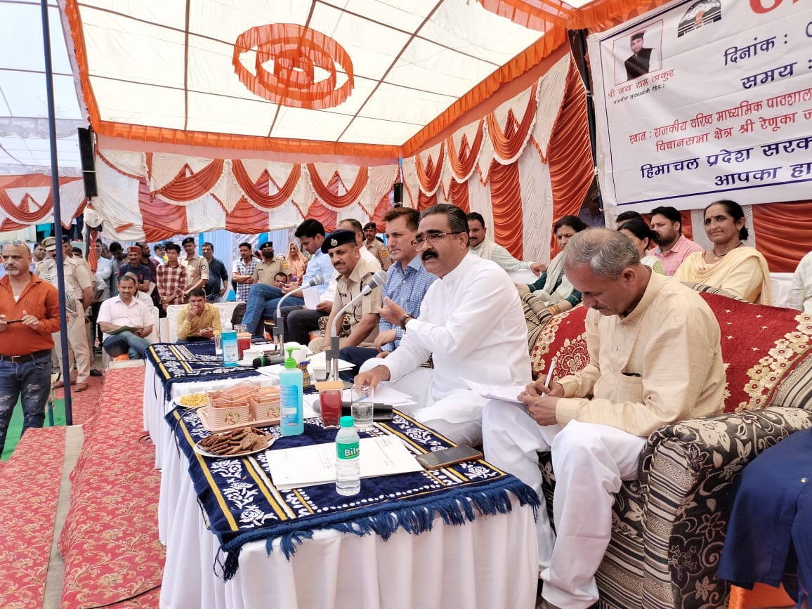 बिरला स्कूल में आयोजित जनमंच के दौरान लोगों की समस्याओं का निवारण करते उद्योग मंत्री बिक्रम सिं?