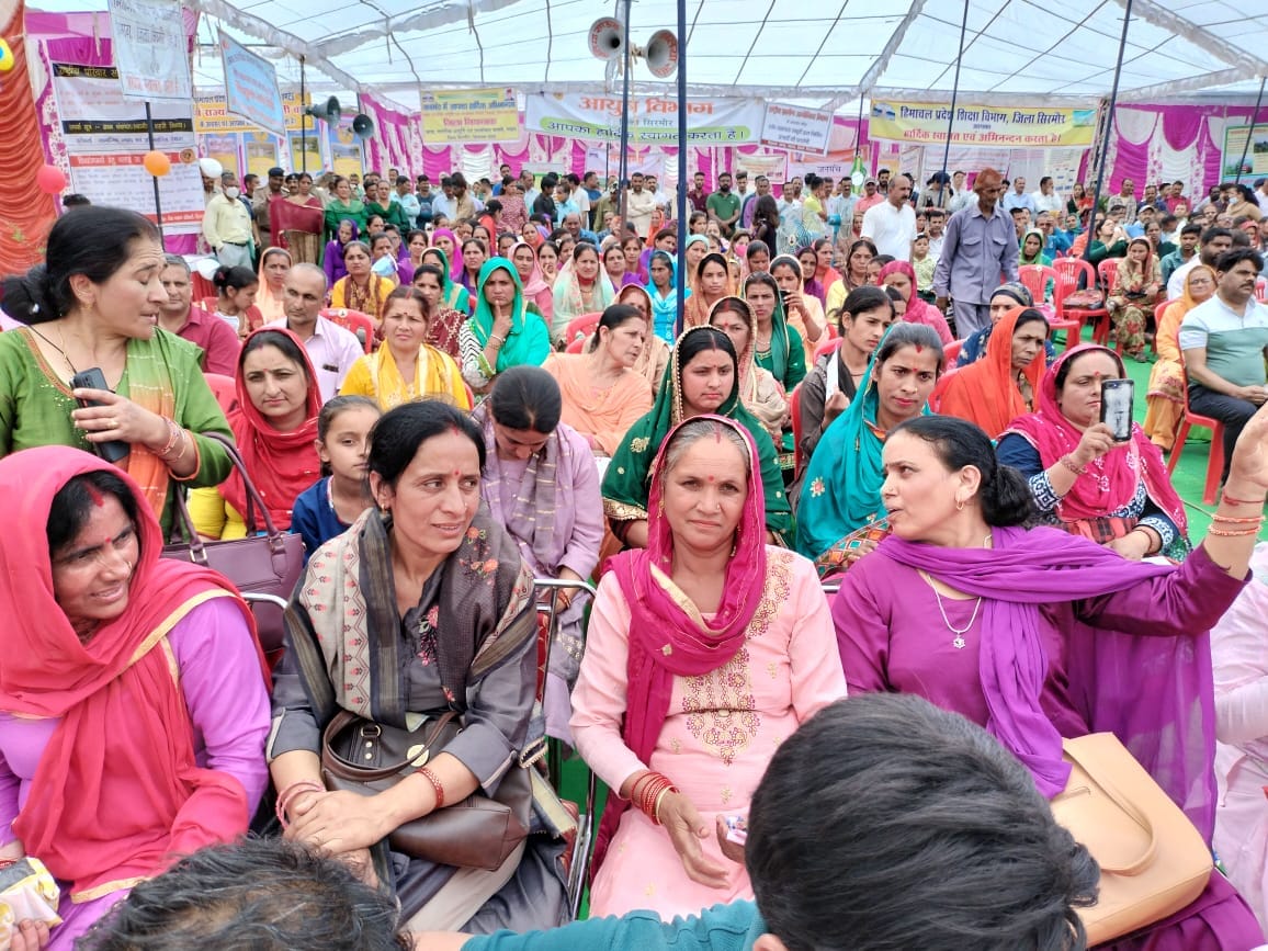 बिरला स्कूल में आयोजित जनमंच के दौरान मौजूद ग्रामीण और फरियादी। संवाद