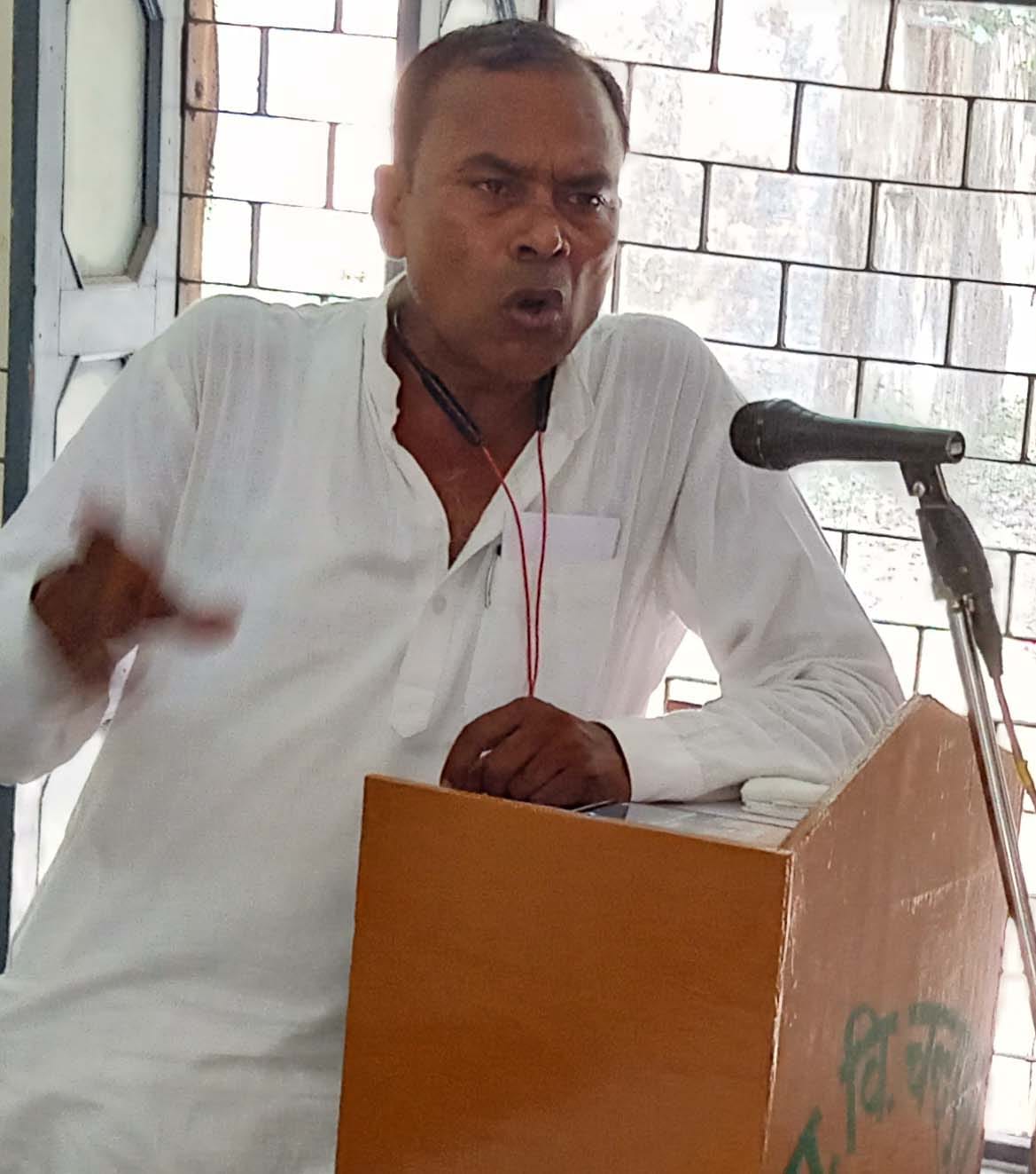 बीसलपुर ब्लाक सभागार में आयोजित बैठक में बोलते प्रधान संघ के रुद्रपाल सिंह। संवाद
