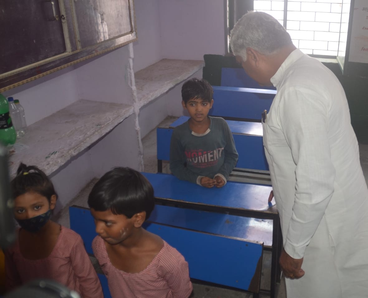 बेटा आपको अभी तक क्या स्कूल ड्रेस नहीं मिली: बागपत के सिसाना गांव स्थित प्राथमिक विद्यालय में बिन बेटा आपको अभी तक क्या स्कूल ड्रेस नहीं मिली: बागपत के सिसाना गांव स्थित प्राथमिक विद्यालय में बिन