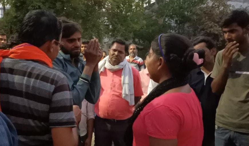 फोटो-31-युवती से हाथ जोड़कर माफी मांगता युवक