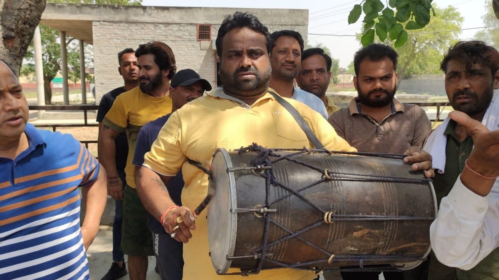 हांसी में पानी की समस्या को लेकर जनस्वास्थ्य विभाग में ढ़ोल बजाते पूर्व पार्षद। संवाद