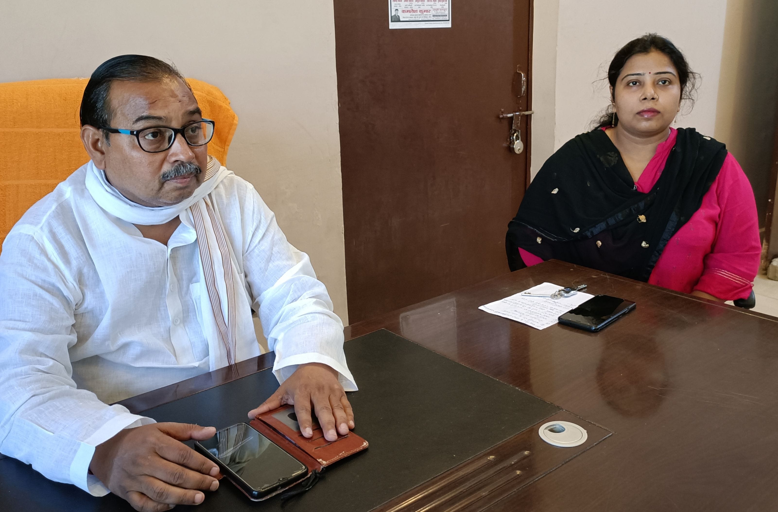  जानकारी देते अध्यक्ष अरविंद पोरवाल एवं ईओ मोनिका उमराव। संवाद