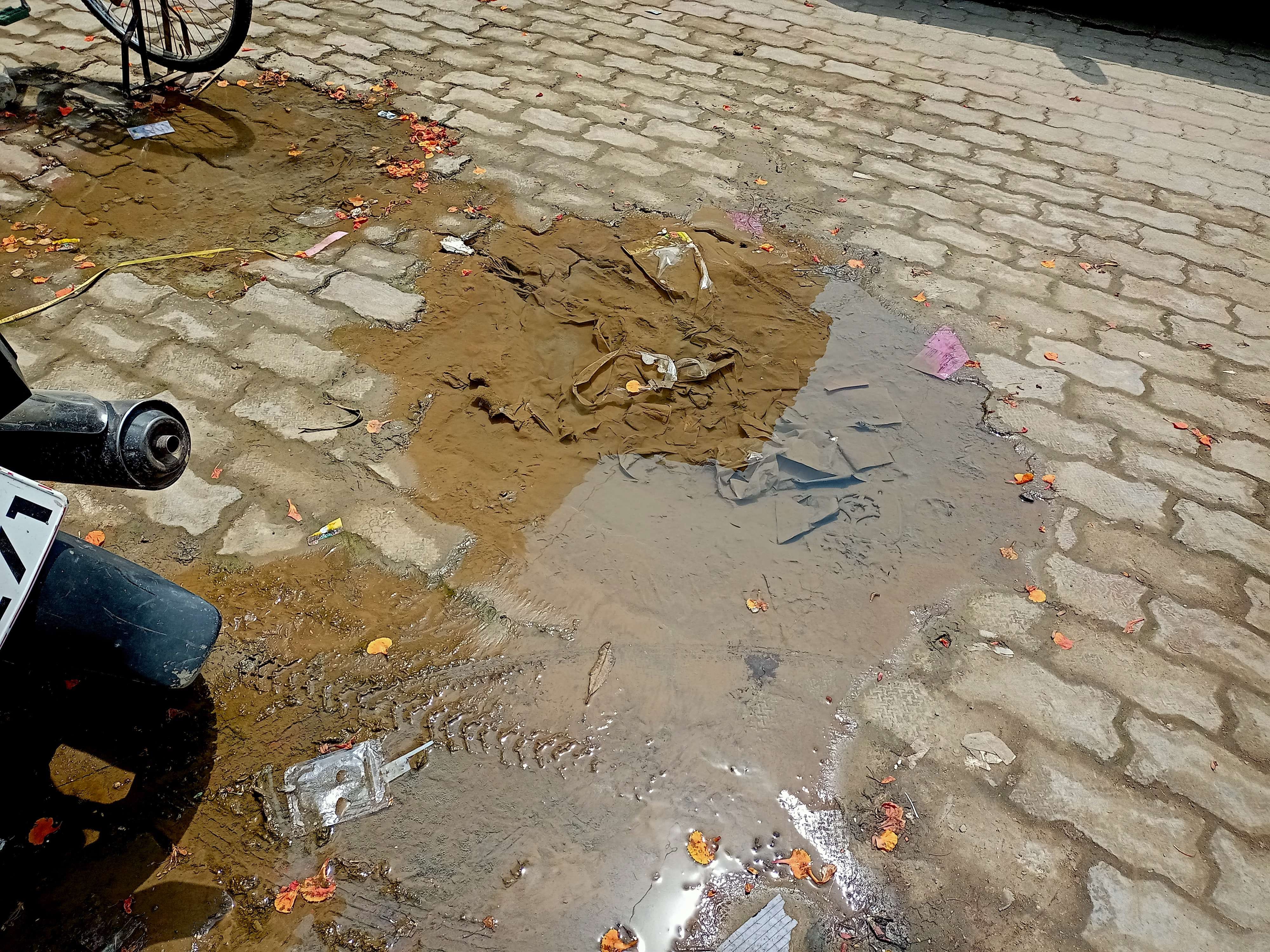 नगर के मालगोदाम रोड स्थहित महादेव मार्केट के समीप फटा पानी सप्लाई का पाइप। नगर के मालगोदाम रोड स्थहित महादेव मार्केट के समीप फटा पानी सप्लाई का पाइप।