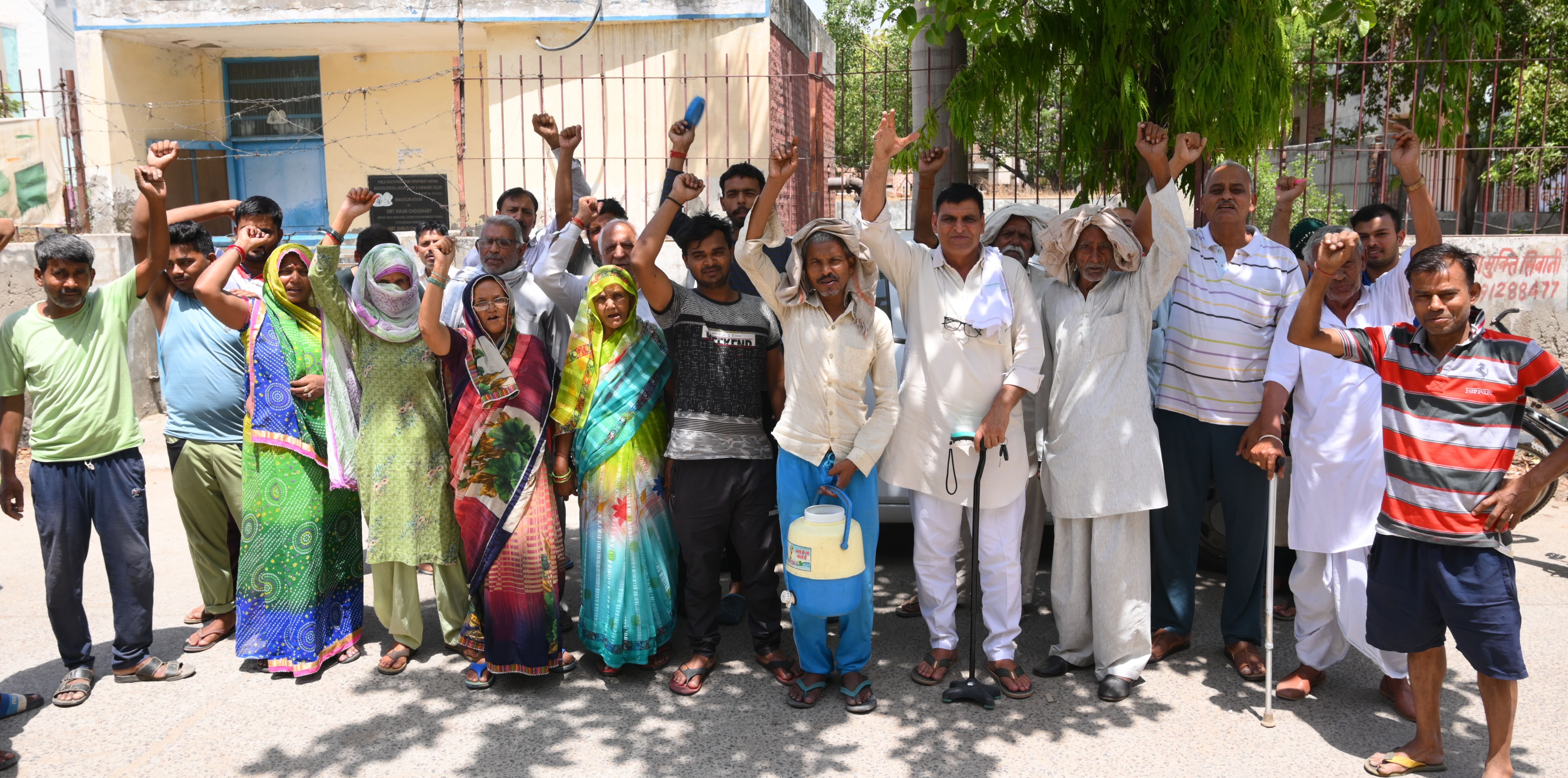 पेयजल समस्या से परेशान चिरंजीव कॉलोनी के लोग बूस्टर पर प्रशासन के खिलाफ प्रदर्शन करते हुए। संवा? पेयजल समस्या से परेशान चिरंजीव कॉलोनी के लोग बूस्टर पर प्रशासन के खिलाफ प्रदर्शन करते हुए। संवा?