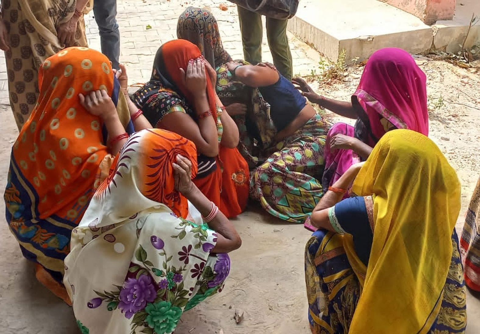 सीएचसी परिसर में रोते बिलखते प्रमोद के परिजन। संवाद