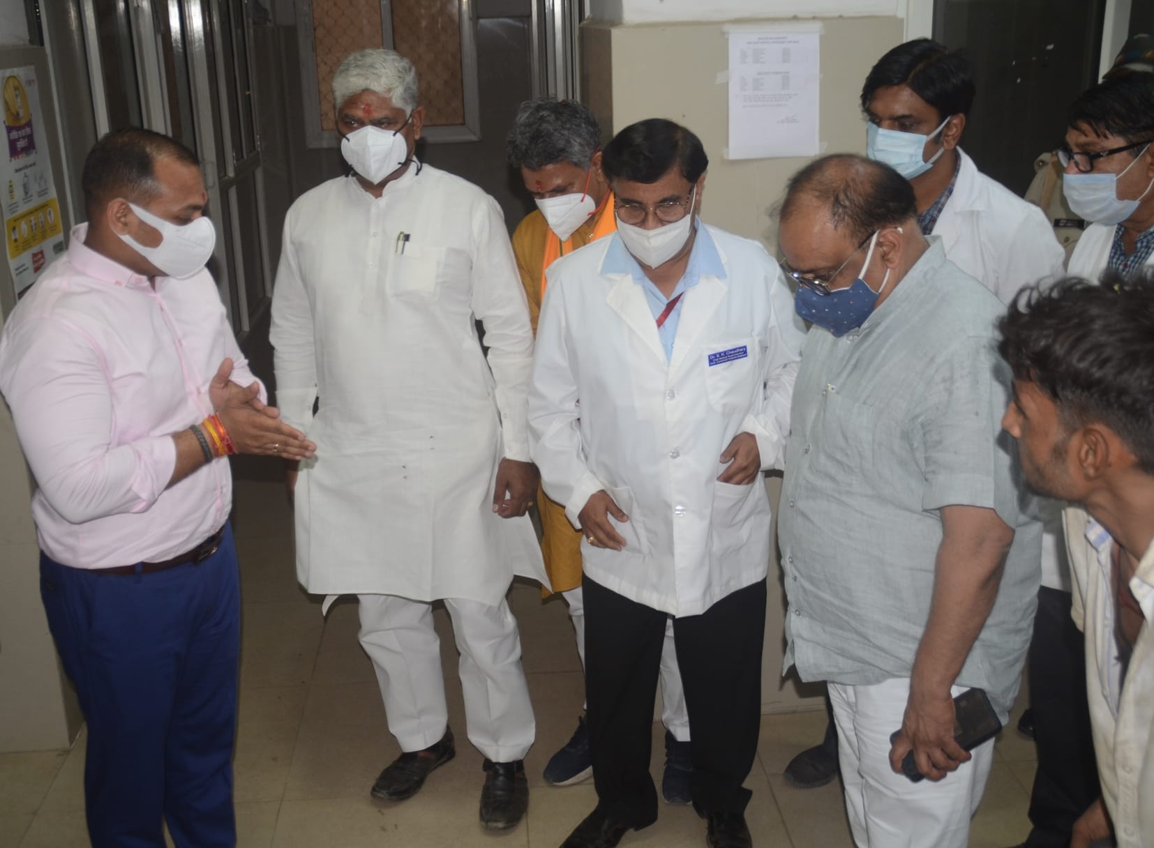 सीएमएस साहब ये क्या हाल बनवा रखा हैं अस्पताल का सही तरीके से सफाई नहीं करावा सकते आप: बागपत जिला अस सीएमएस साहब ये क्या हाल बनवा रखा हैं अस्पताल का सही तरीके से सफाई नहीं करावा सकते आप: बागपत जिला अस