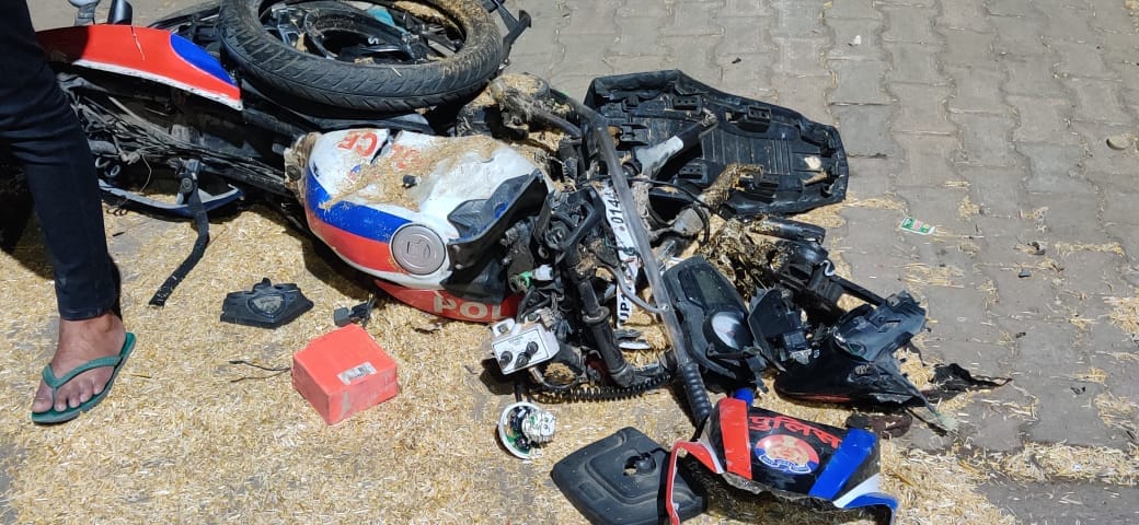 ट्रक की टक्कर लगने से क्षतिग्रस्त फैंटम बाइक ट्रक की टक्कर लगने से क्षतिग्रस्त फैंटम बाइक