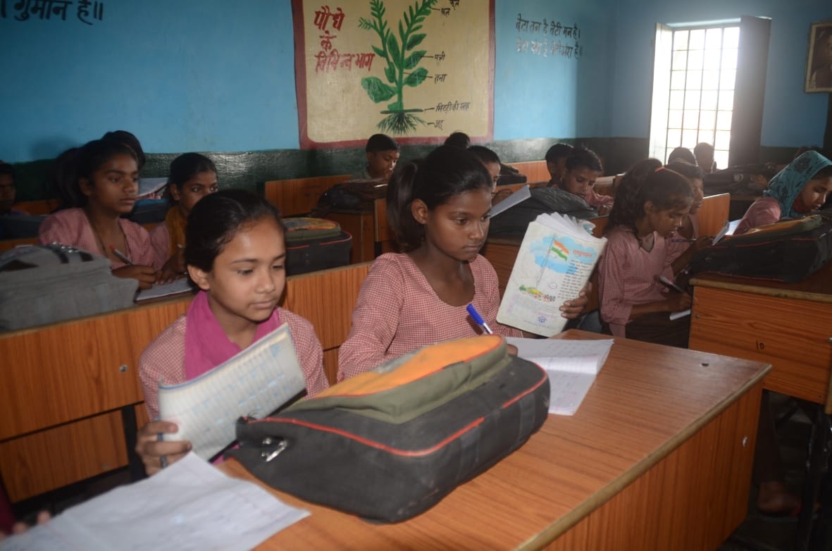 उच्च प्राथमिक विद्यालय गौरीपुर जवाहरनगर में लाइट न होने के कारण किताबों से हवा करती छात्राएं
