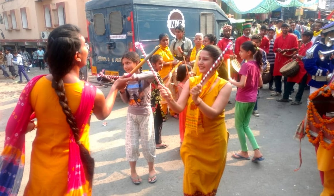 भगवान परशुराम जयंती पर ददाहू में शोभायात्रा के दौरान डांडिया नृत्य करतीं युवतियां। संवाद भगवान परशुराम जयंती पर ददाहू में शोभायात्रा के दौरान डांडिया नृत्य करतीं युवतियां। संवाद