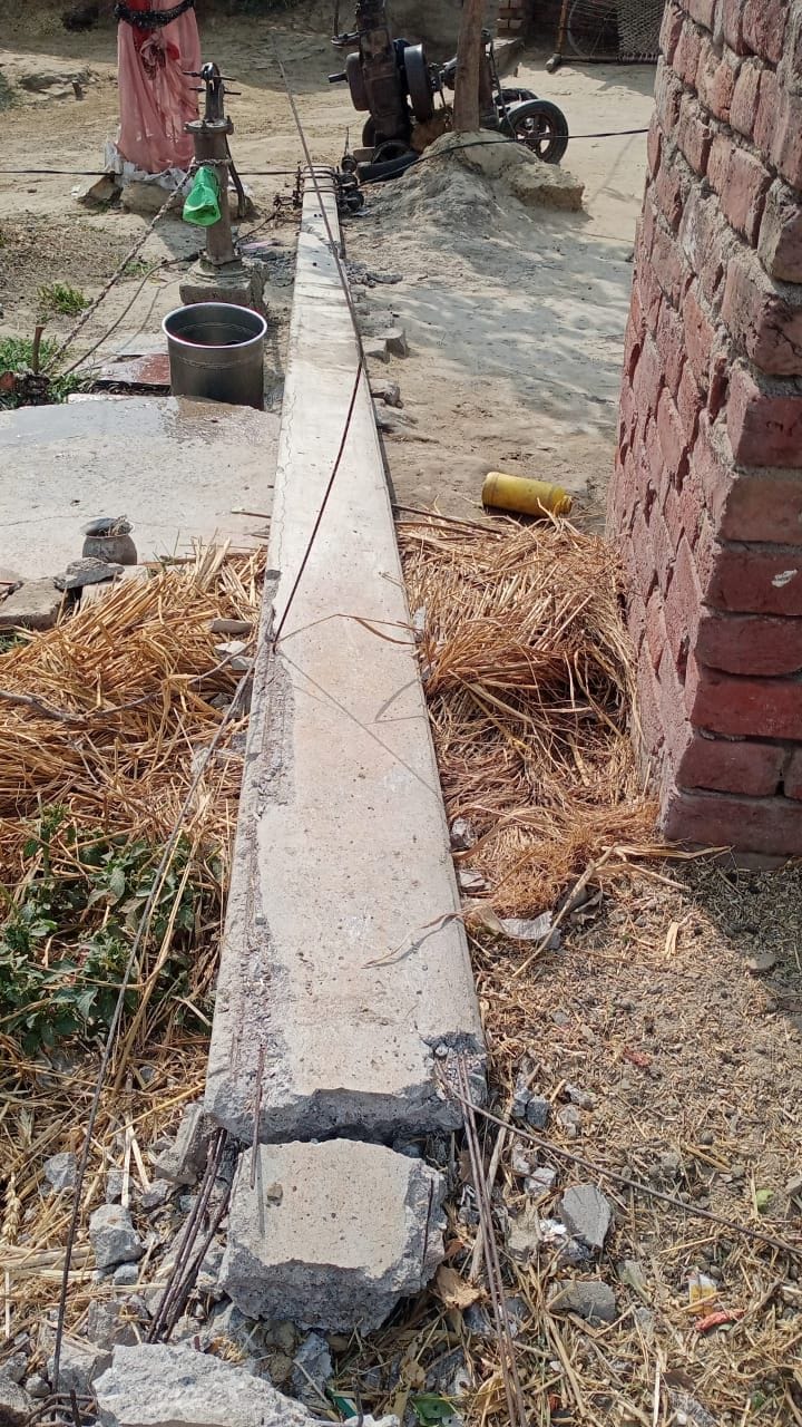 बसरेहर में आंधी से टूट कर गिरा बिजली का पोल। संवाद बसरेहर में आंधी से टूट कर गिरा बिजली का पोल। संवाद