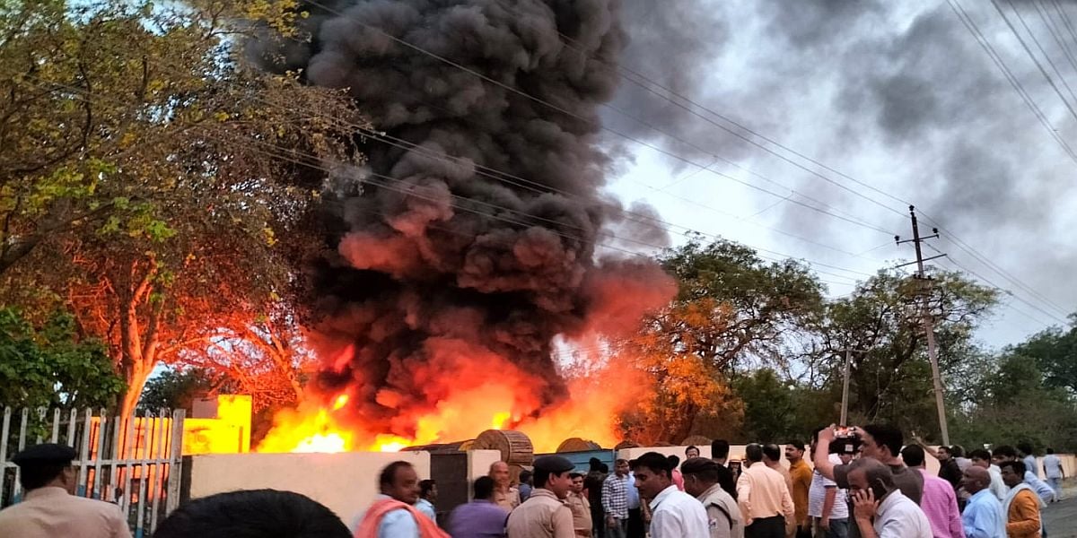 फरोजाबाद : टूंडला में नियंत्रण कक्ष के पीछे रेलवे के एसएनटी विभाग के गोदाम में जलतीं केबल से उठ? फरोजाबाद : टूंडला में नियंत्रण कक्ष के पीछे रेलवे के एसएनटी विभाग के गोदाम में जलतीं केबल से उठ?