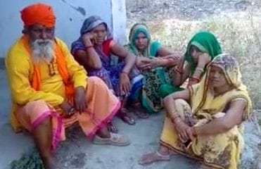 फोटो-19- पोस्टमार्टम हाउस के बाहर बैठे मृतक हर्षित के परिजन फोटो-19- पोस्टमार्टम हाउस के बाहर बैठे मृतक हर्षित के परिजन