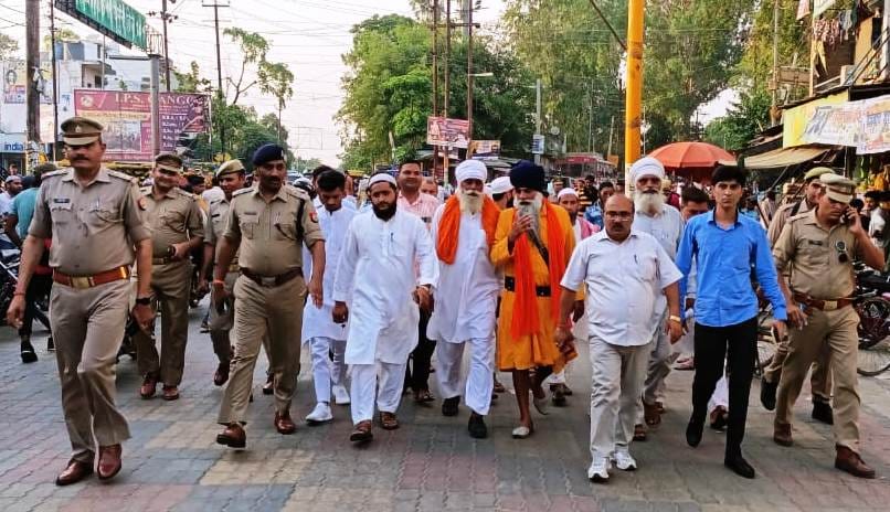 गंगोह में शांति मार्च निकालते धर्मगुरु व प्रशासनिक अधिकारी गंगोह में शांति मार्च निकालते धर्मगुरु व प्रशासनिक अधिकारी