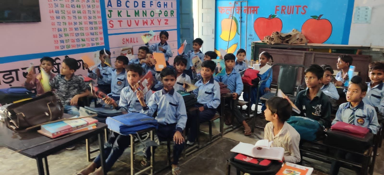 गांव अहरवां के सरकारी स्कूल में बिजली सप्लाई जाने पर किताब से खुद को हवा करते हुए विद्यार्थी। गांव अहरवां के सरकारी स्कूल में बिजली सप्लाई जाने पर किताब से खुद को हवा करते हुए विद्यार्थी।