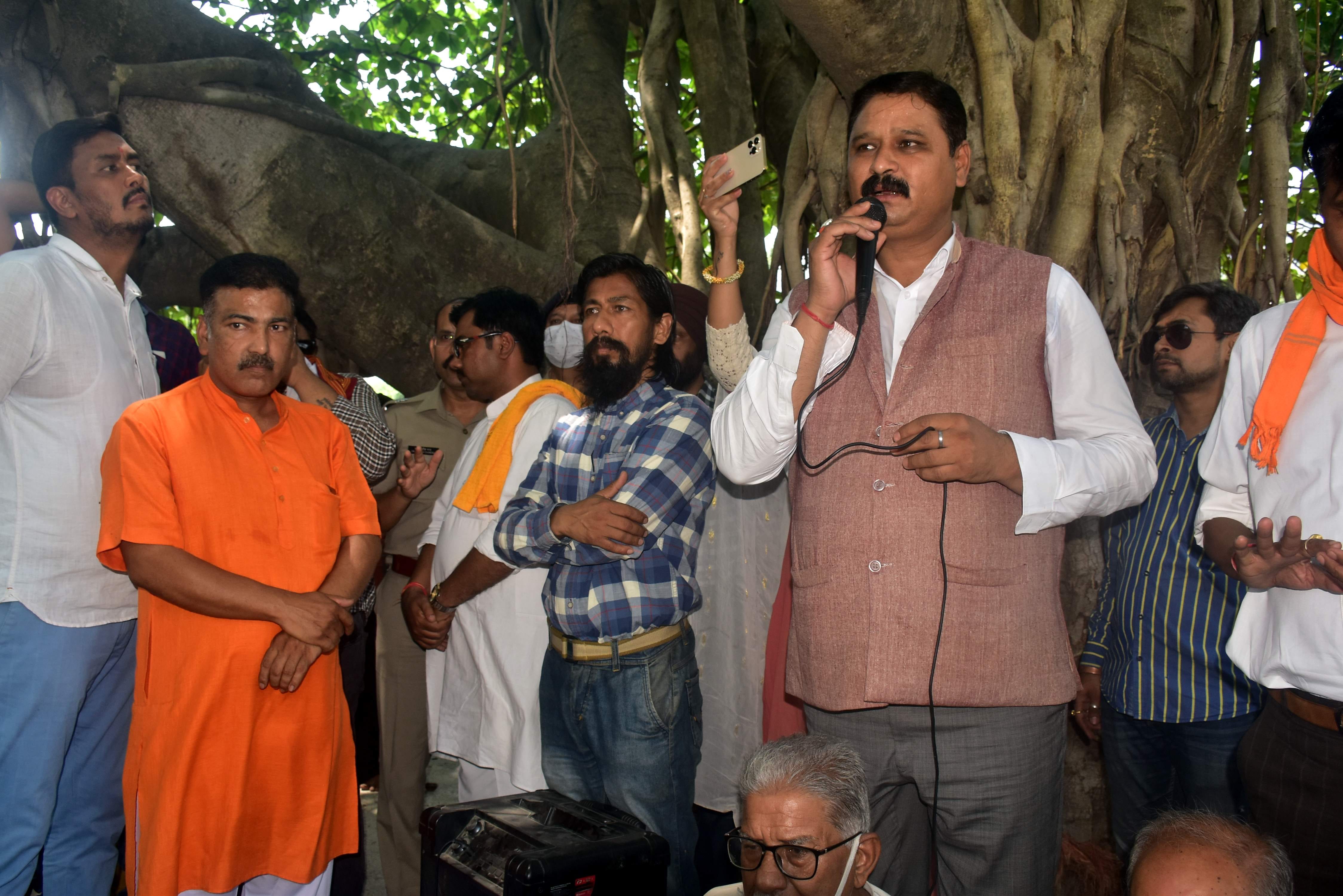 हल्द्वानी शीशमहल रामलीला मैदान में आयोजित हिन्दुवादी संगठनों की सभा में बोलते मेयर डॉ. जोगेन्दर