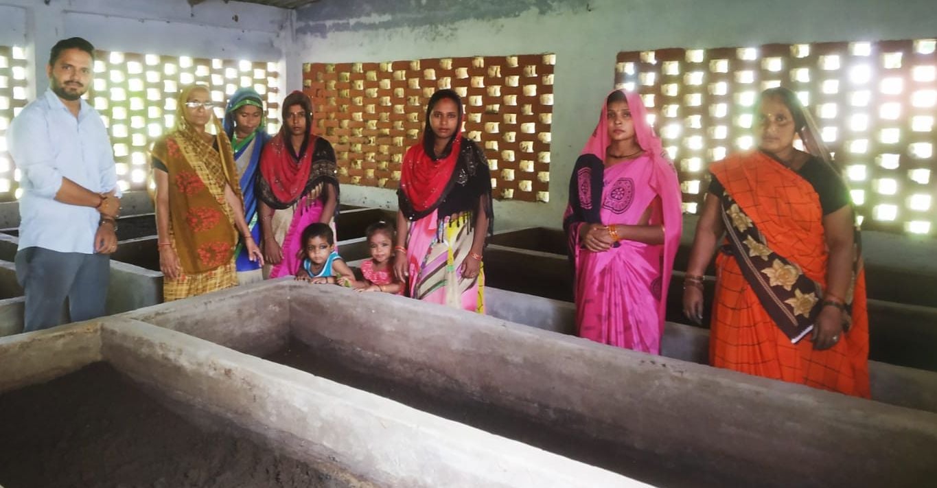 जैविक खाद बनाती महिलाएं। संवाद जैविक खाद बनाती महिलाएं। संवाद