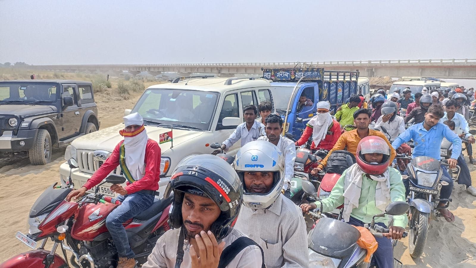 कोलाघाट पैंटून पुल की मरम्मत के दौरान लगा जाम। संवाद कोलाघाट पैंटून पुल की मरम्मत के दौरान लगा जाम। संवाद