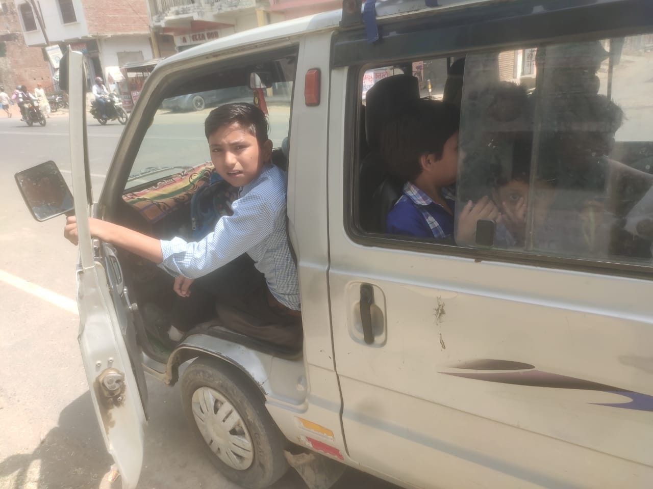 मानकविहीन वैन से घर जाते बच्चे। संवाद